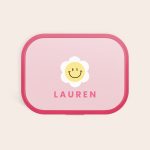 Pink Mepal lunchbox personalized with the name LAUREN and a smiling daisy printed on the lid. Their name makes lunchtime special.