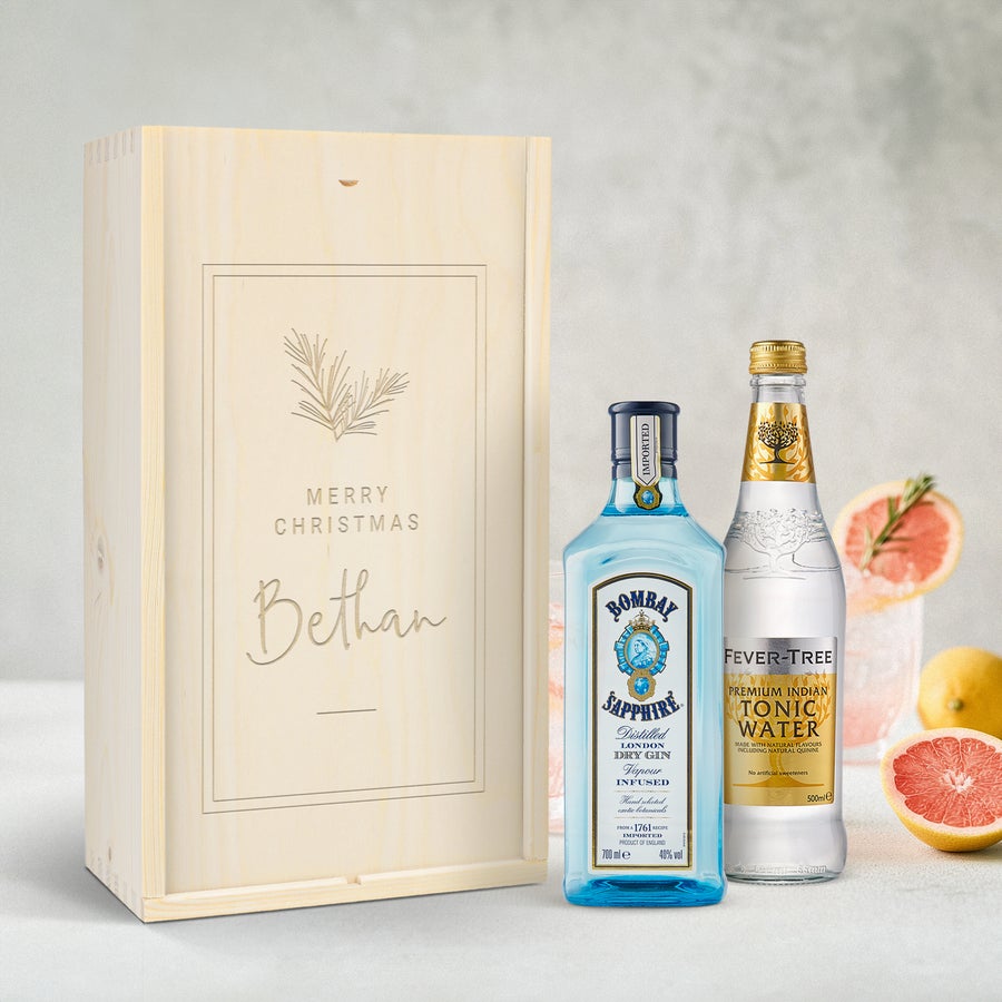 Gin and tonic gift set in an engraved wooden case personalized with Merry Christmas and Bethan