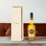 Licor 43 liqueur in an engraved wooden case with T&E initials and heart patterns, ready to surprise your loved ones.