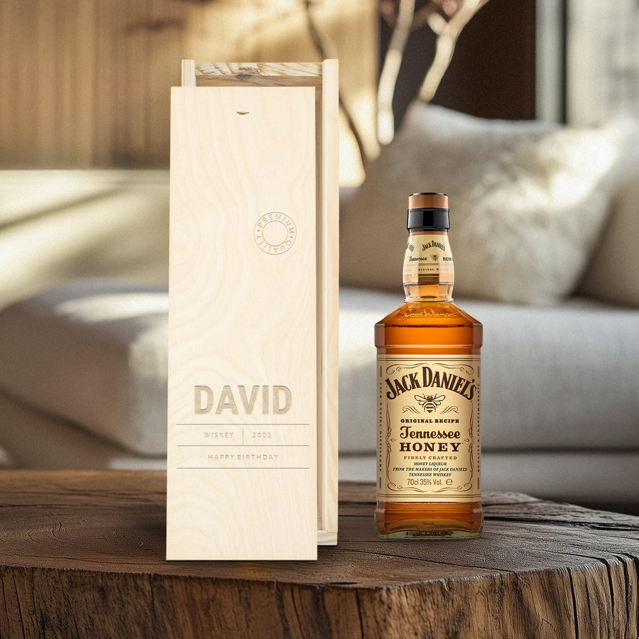 Jack Daniels Honey whisky bottle next to an engraved wooden case with the name DAVID and Happy Birthday text