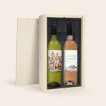 Belvy white and rosé wine with personal labels, displayed in an open wooden gift box. The white wine features a printed photo label, and the rosé wine has a label with a vineyard design and the text "Chateau Campbell".