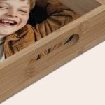Personalised wooden serving tray - Beige - 33 x 20 cm, printed with a photo of a laughing boy.
