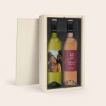 Maison de la Surprise wine gift set with personalized labels featuring a photo and names in a wooden box